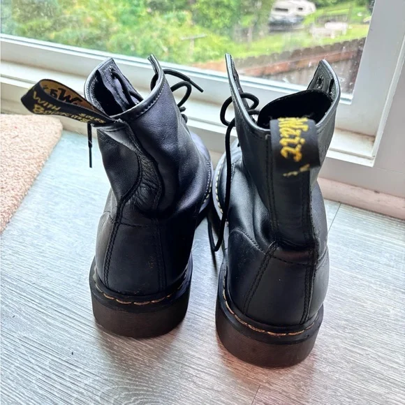 Dr Martens 8 eyelet black leather boots. Us mens 11 - Picture 4 of 8